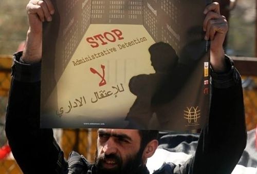 Les prisonniers palestiniens suspendent leur grève de la faim suite à un accord avec les geôliers